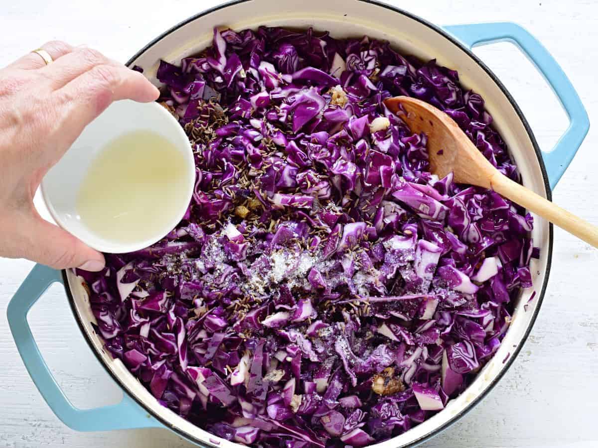 Seasoning red cabbage in a pot.
